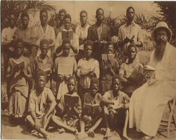 Congo Belge, groupe d'écoliers et missionnaire (carte postale, début du XXième siècle)