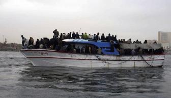 Un bateau arrivant au port de Tripoli avec des migrants le 29 mars 2009