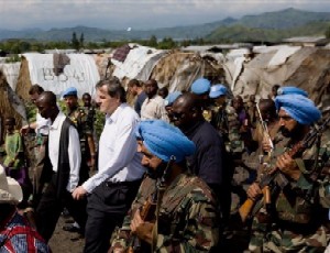 Au centre, Alain Le Roy, secrétaire général adjoint de l'ONU chargé des opérations de maintien de la paix, hier à Mugunga