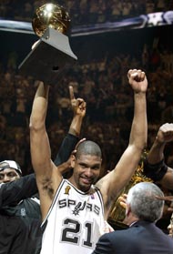 Tim Duncan accumule les récompenses : meilleur joueur des finales NBA et meilleur joueur de la saison régulière