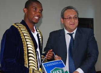 Samuel Eto'o lors de son voyage en Ouzbékistan