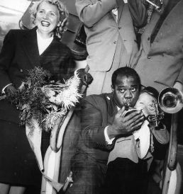 Louis Armstrong accueilli par un jeune fan à Dusseldorf en 1952