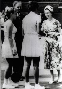 Althea Gibson recompens�e par la reine Elizabeth apr�s sa victoire � Wimbledon en 1957