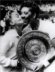 F�licit�e par Darlene Hard en 1957 apr�s sa victoire