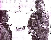 Nelson Mandela en compagnie de Walter Sisulu, dans la cour de la prison de Robben Island en 1966